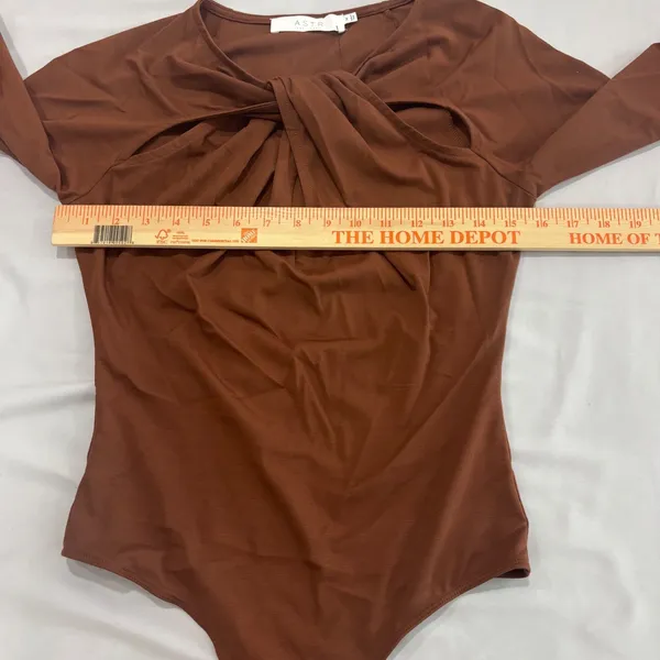 ASTR the Label Brown Twist Front Cutout‎ Long Sleeve Bodysuit Medium - Image 5