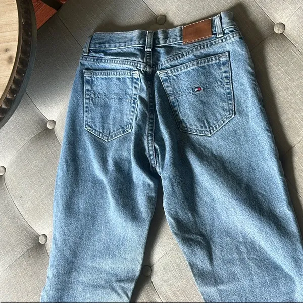 Tommy Hilfiger Vintage Classic Blue Light-Washed Denim Jeans Size 2 - Image 9