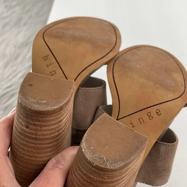 Hinge size 7.5 taupe leather zipper back 4” heeled sandals. - Image 5