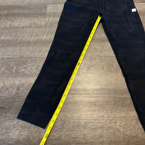 Vuori Daily Legging Black Camo - Image 4