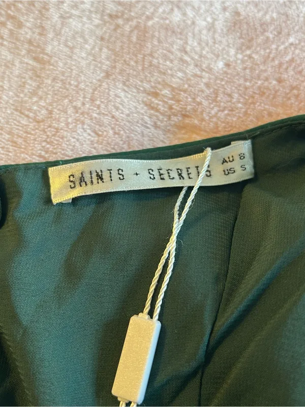 Saints & Secrets forest green fit and flare cocktail dress ruffle shoulders S - Image 5