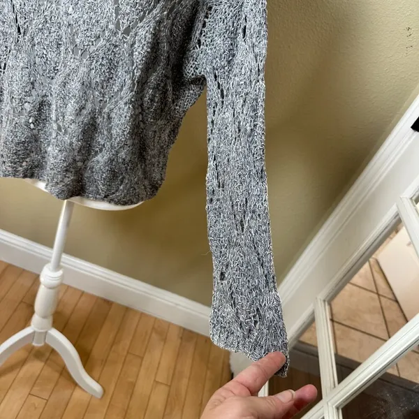NWT VERTE Boutique Open Weave Crochet Grey Knit Sweater - S/M - Image 4