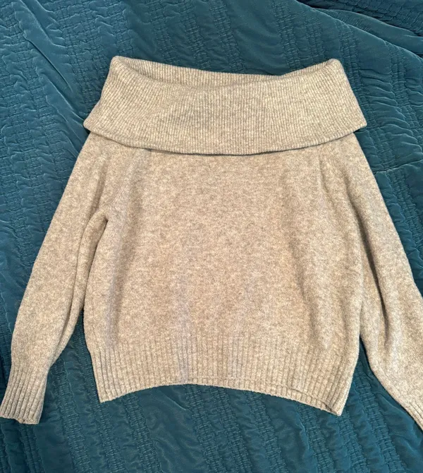 H&M off the Shoulder Grey Sweater - Image 3