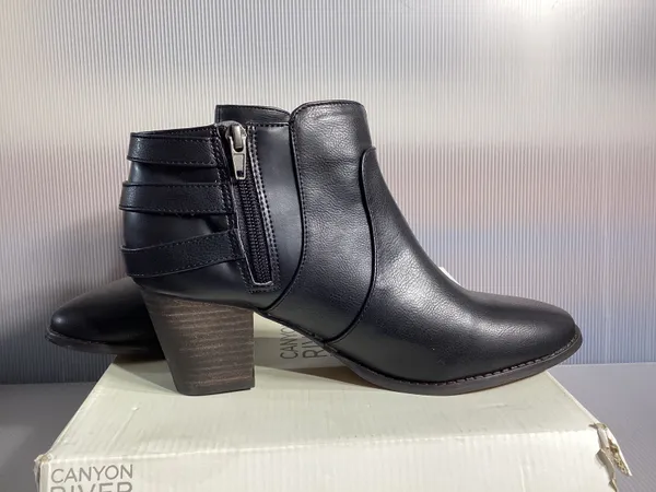 Eden Black Boots Size 9 - Image 3