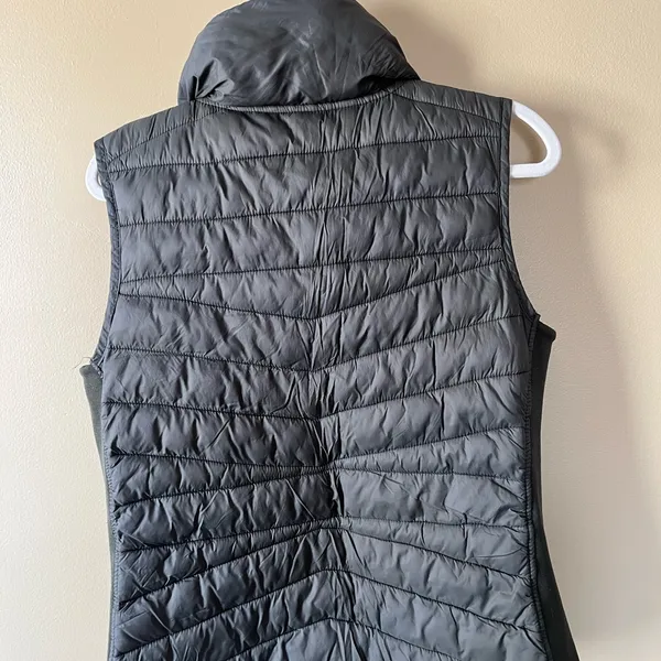 Quilted Reversible Vest in Olive green and Blue - Image 5