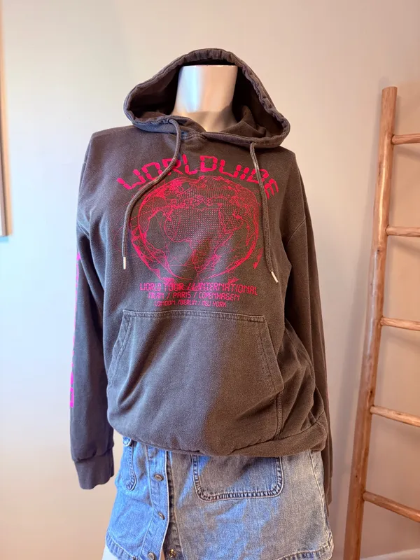 PrettyLittleThing GREY WORLDWIDE GRAPHIC OVERSIZED HOODIE Medium - Image 4
