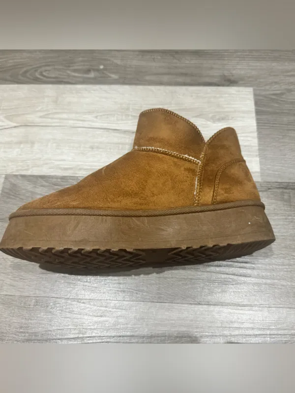 Pink Lily platform Ugg style short bootie size 7.5 - Image 5