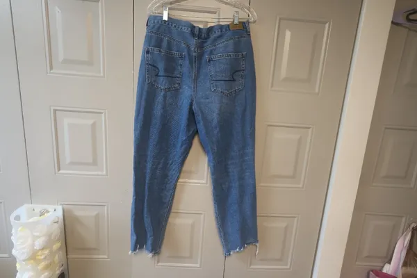 American Eagle Outfitters mom jean raw hem jeans denim in blue size 14. - Image 2