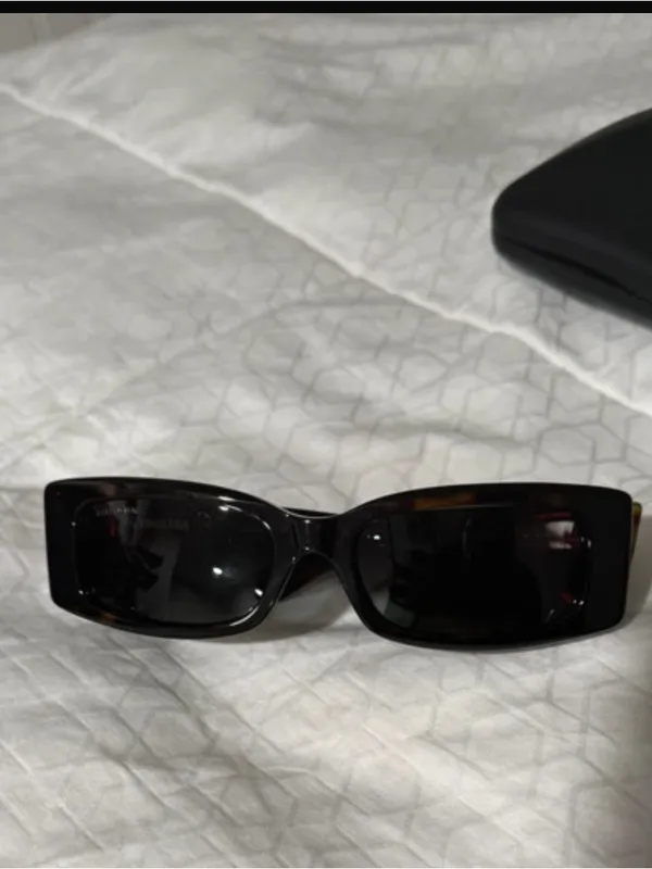 Balenciaga Black Rectangular Logo Sunglasses - Image 4
