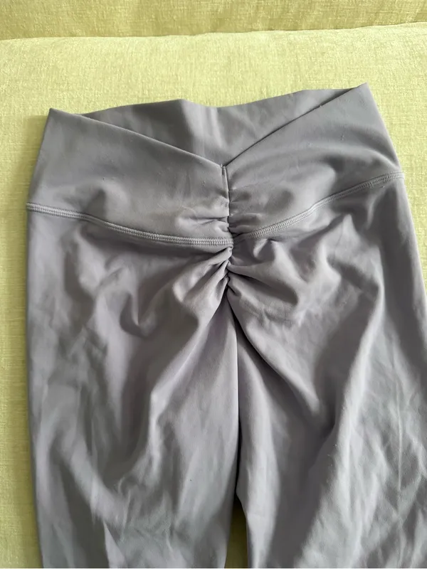 Violate The Dress Code High-Waist V-Back Leggings in Soft Lavender - Image 7