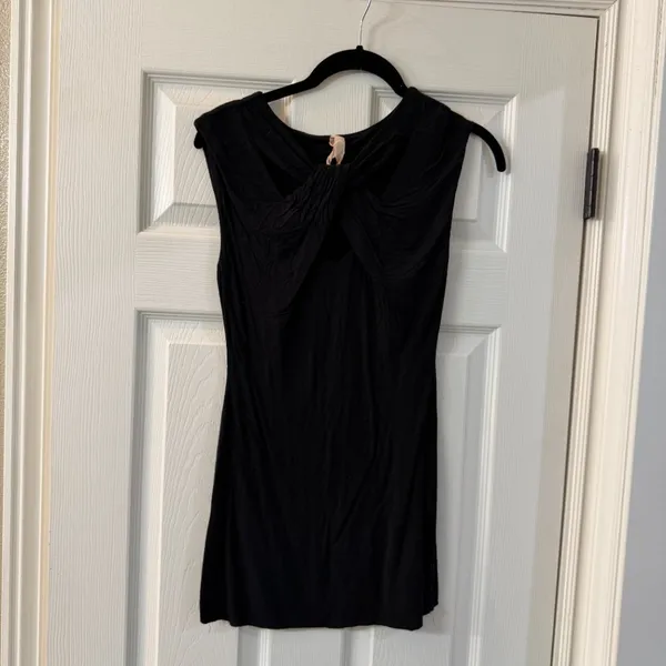 Anthropologie PILCRO Twist Front Cut Out Black Knit Top Size Small - Image 5