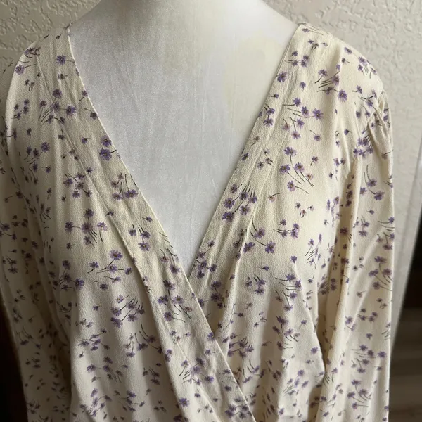 American Eagle Wrap Top Womens XL Cream Purple Floral Long Sleeve Viscose Blouse - Image 12
