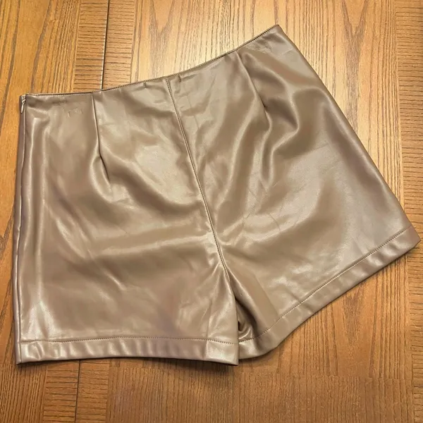 Judith March Vegan Faux Leather High Waisted Shorts in Camel Brown Size Large‎ - Image 7