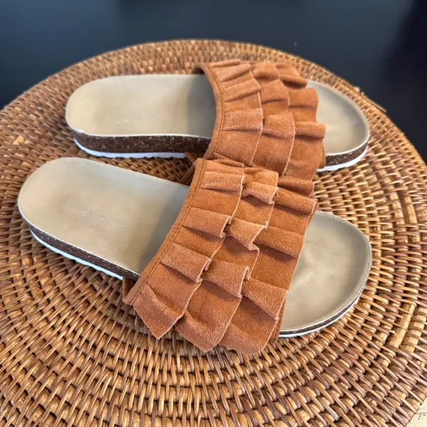 American Eagle Ruffle Slide‎ Sandals Cognac Brown Faux Suede Cork Midsole Size 6 - Image 3