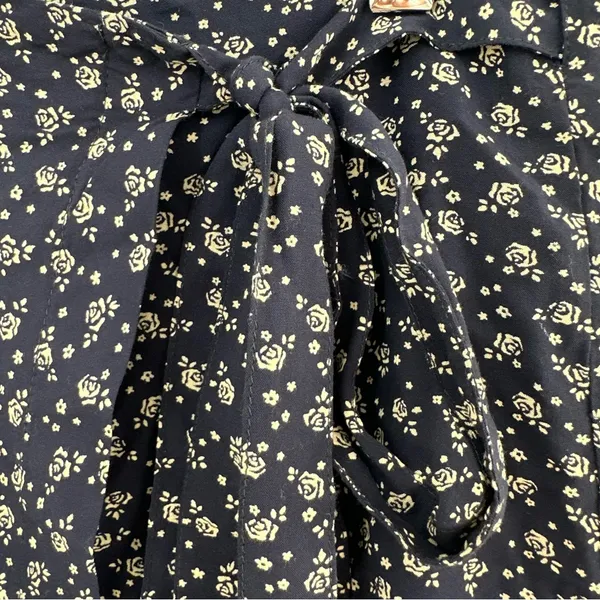 Brandy Melville Navy Floral Wrap Skirt One Size Tie Waist - Image 5