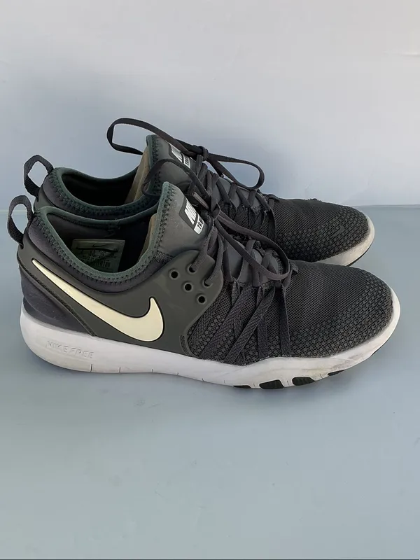 Nike Women's Black and White Sneakers with Green Inner Lining - Image 4