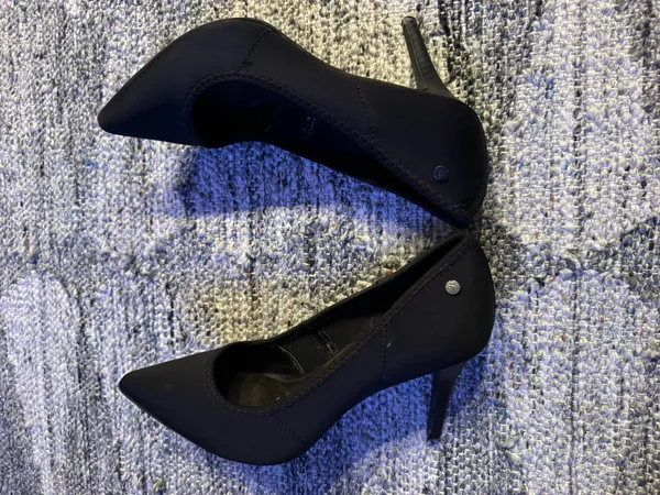 Vera Simply Vera Wang Black Pointed Pumps - Image 5
