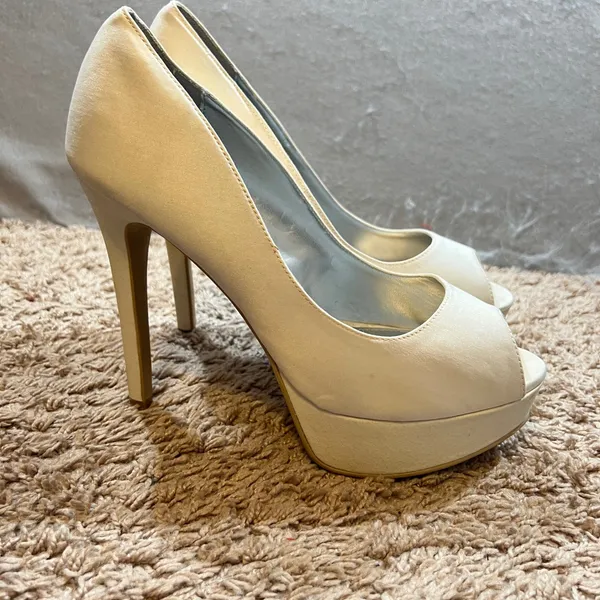 1043 | Unforgettable Moments I-Do‎ Peep Toe Satin Platform Pump Ivory Womens 9 - Image 5
