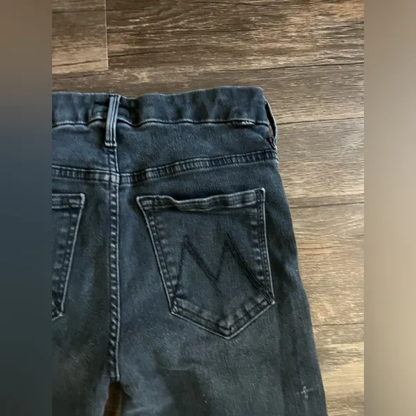 MOTHER DENIM - High Waisted Looker Ankle Fray in Blackbird - Image 8