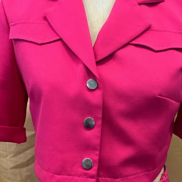 Hot Pink‎ Cropped Short Sleeve Blazer Top with Silver Snap Buttons Size M - Image 5