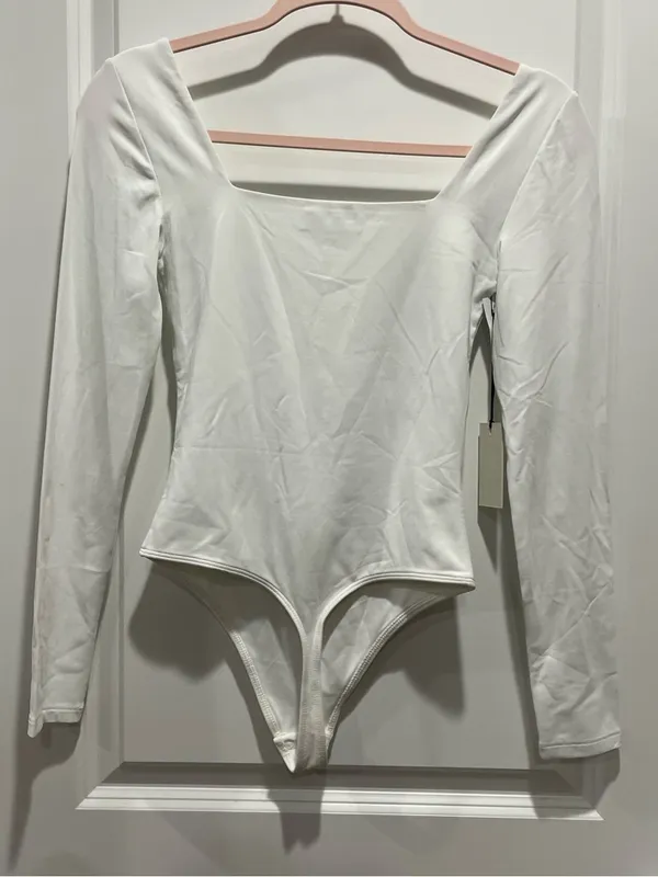 Aritzia Babaton Contour Squareneck Longsleeve Bodysuit in White Size Small - Image 6