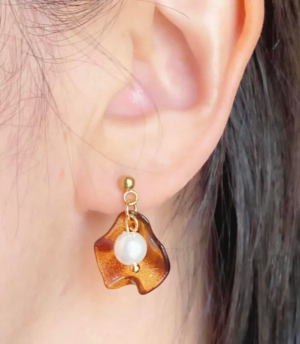 Handmade cute retro chic Tortoiseshell flower petal & glass pearls dangle earrings🤎 - Image 6
