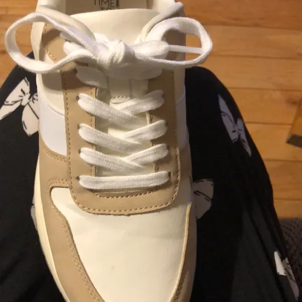 Time & Tru Memory Foam tennis shoes never worn. White and Tan size 10 - Image 5