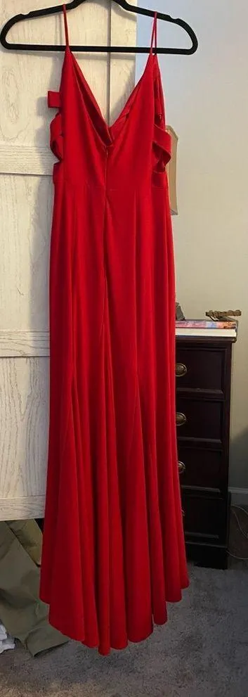 Gorgeous red full length formal gown size 1/2. Built in bra. - Image 5