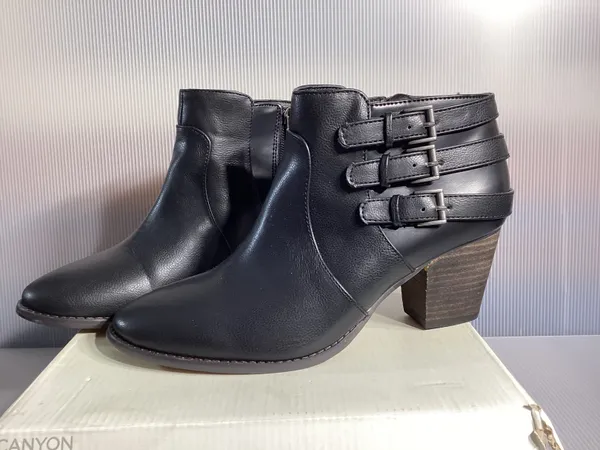 Eden Black Boots Size 9 - Image 2