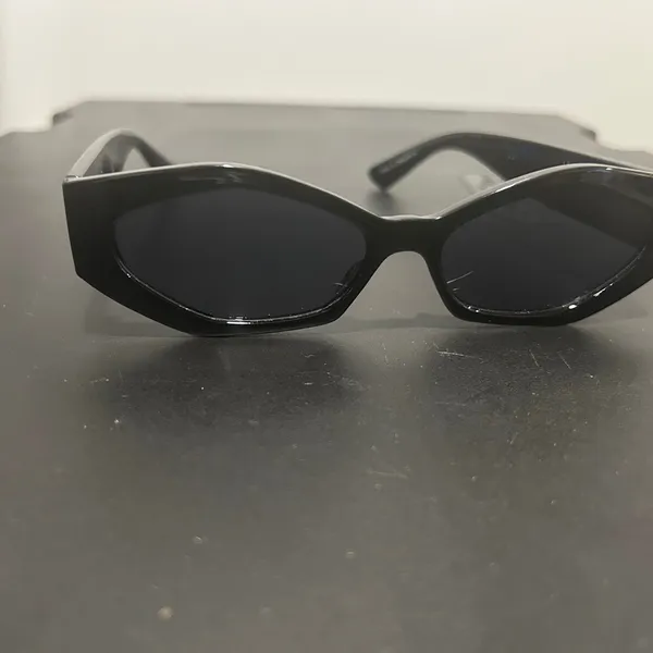 Chic Black Sunglasses - Image 7