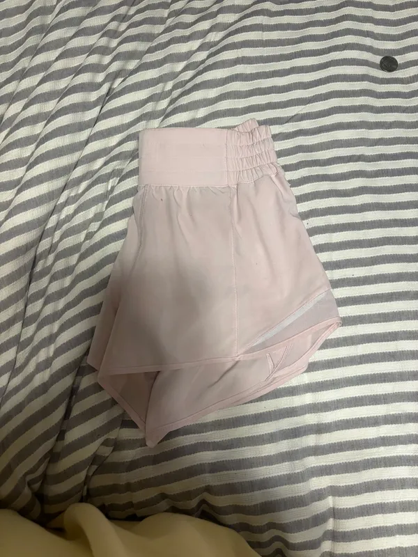 Lululemon Hotty Hot Shorts 2.5" High-Rise - Image 4