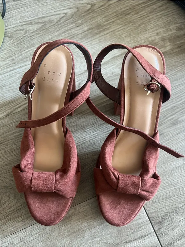Women’s Suede Platform Slingback Heels in Dusty Rose Pink Size 6 - Image 2