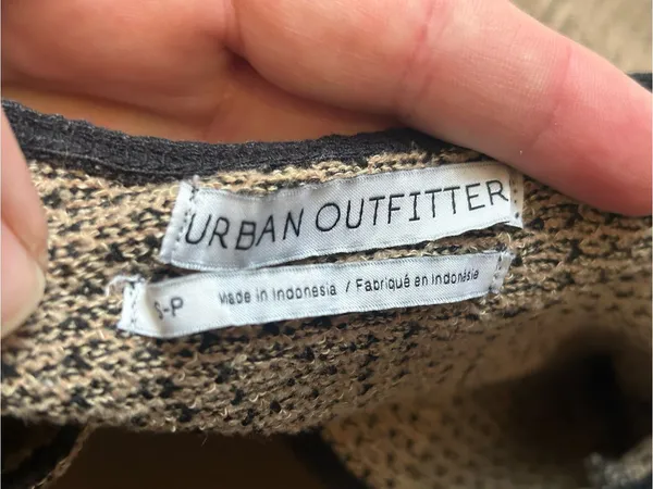 Urban outfitters stretchy short sleeve crop top shirt women’s size small - Image 5