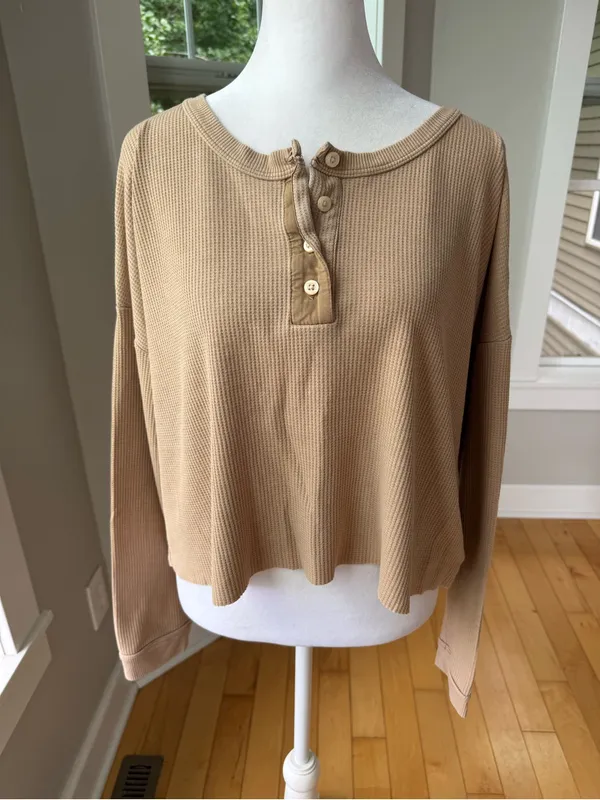 American Eagle Outfitters Tan Waffle Knit Henley Long Sleeve Top Size Large - Image 8