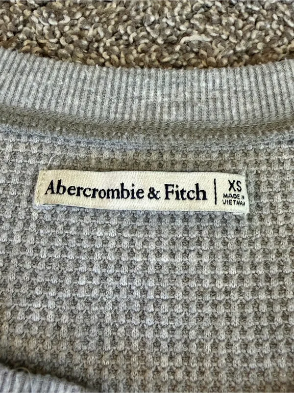 Abercrombie & Fitch Gray Waffle Knit Crop Henley Tee XS - Image 5