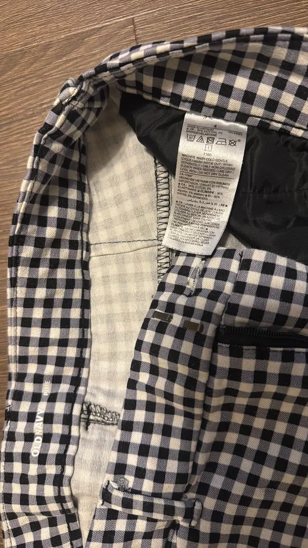Old Navy Pixie Pants Ankle - Image 2