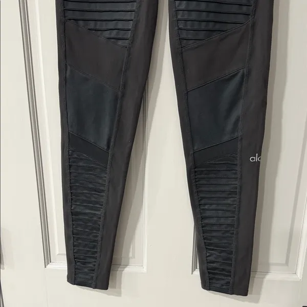 ALO Yoga Women's Charcoal Moto Leggings - Image 5