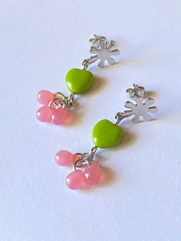 czech glass opaque olive green color heart & pink teardrop beads earrings💚 - Image 8