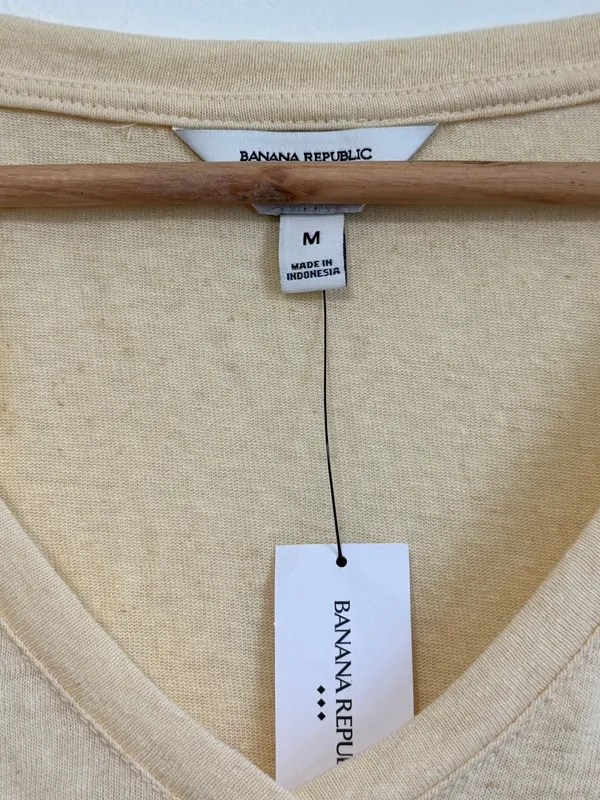 NWT Banana Republic Linen Blend V-Neck Shirt Size Medium light pastel yellow new - Image 4