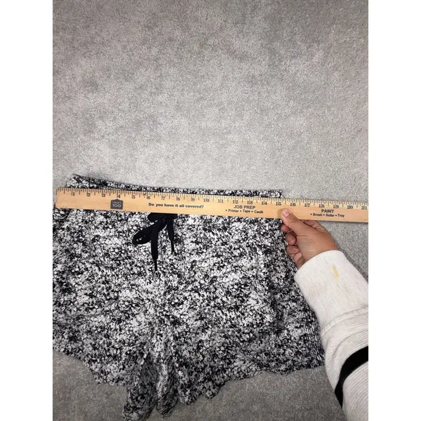 Athleta Farallon Shorts black and white size medium - Image 2