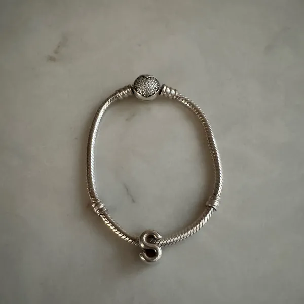 Authentic PANDORA Moments 925 Sparkling Heart Clasp Chain Bracelet- ‘S’ Charm - Image 3