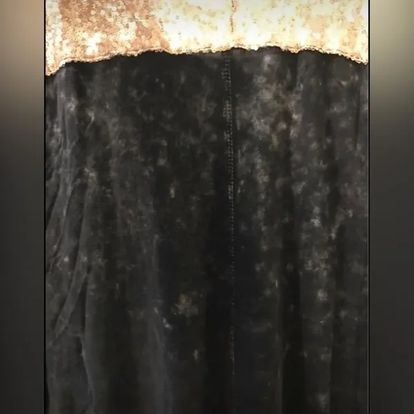 POL Sequin Short Sleeve Top - Size: Large - Image 4