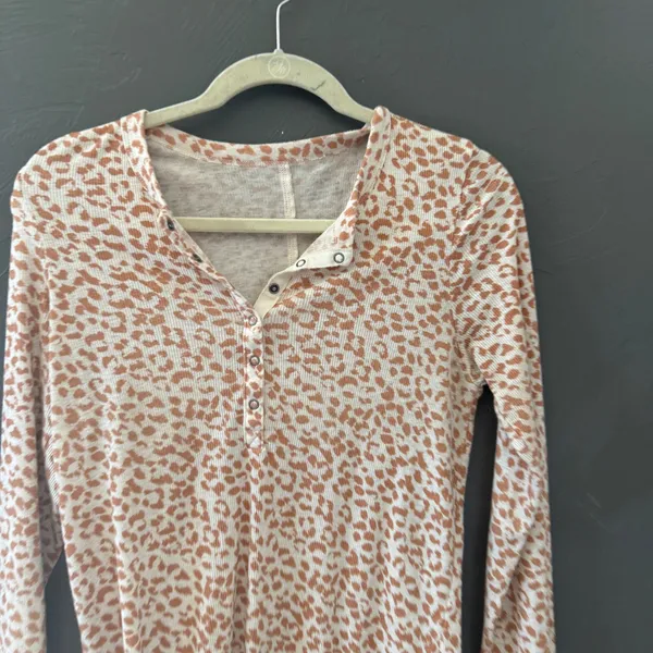 Aerie Women Tan‎ White Cheetah Print Ribbed Waffle Knit Henley Top Long Sleeve M - Image 2