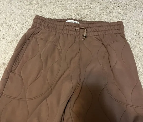 Abercrombie And Fitch Beige Quilted Joggers Medium - Image 4