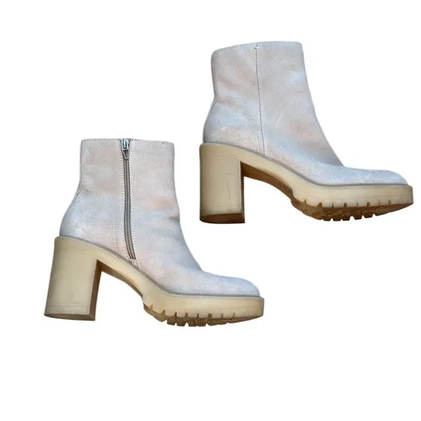 Dolce Vita Women’s Faux Suede Lug Sole Chelsea Heeled Boot Cream size 8.5 - Image 4