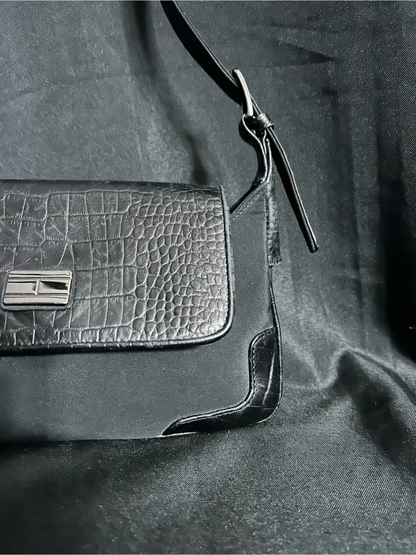 Tommy Hilfiger Women’s Black Leather Shoulder Bag Handbag Purse - Image 3