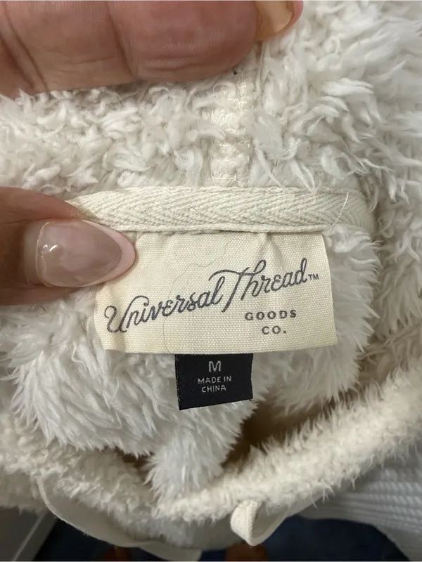 Universal Threads Women’s Cream Shabby Hoodie Sweater Size Medium - Image 2