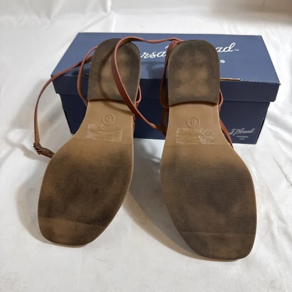 Universal Threads Elizabeth Sandals Womens 6 Thong Cognac Flat In Box - Image 4