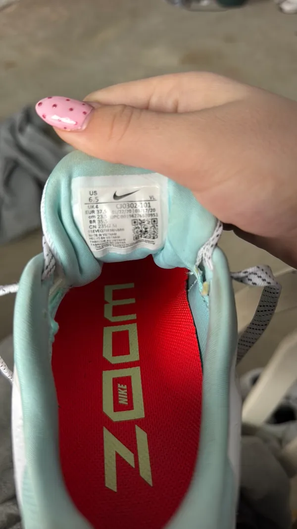Nike Zoom Sneakers Women’s - Image 3
