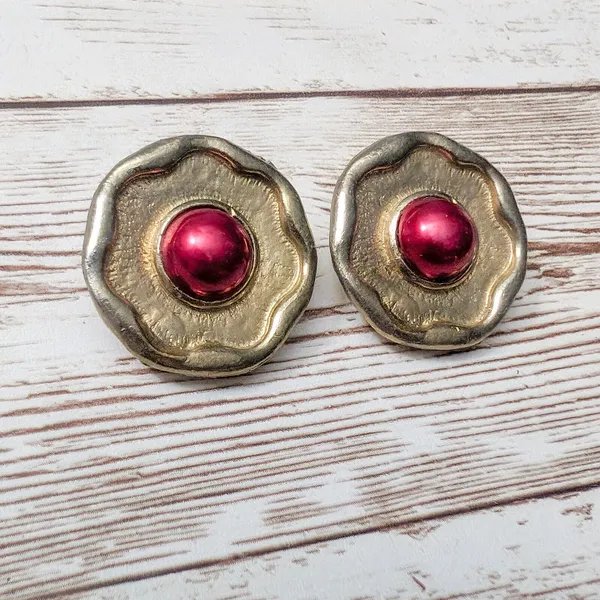 Vintage Clip On Earrings - 1" Gold Tone Wavy with Red Center - Image 2